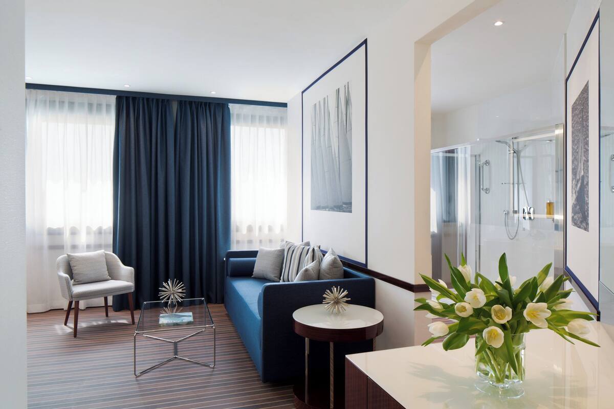 Suite Junior | Minibar, coffres-forts dans les chambres, bureau, rideaux occultants