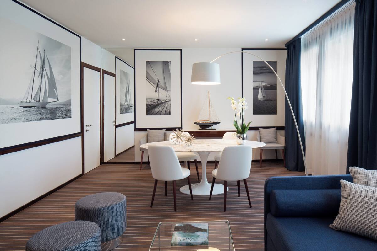 Minibar, coffres-forts dans les chambres, bureau, rideaux occultants