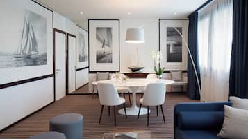 Frigobar, cofres nos quartos, escrivaninha, cortinas blackout