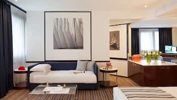 Suite Junior | Minibar, una cassaforte in camera, una scrivania, tende oscuranti
