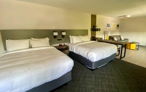 Suite, varias camas, para no fumadores | Escritorio, espacio para trabajar con laptop y cortinas blackout