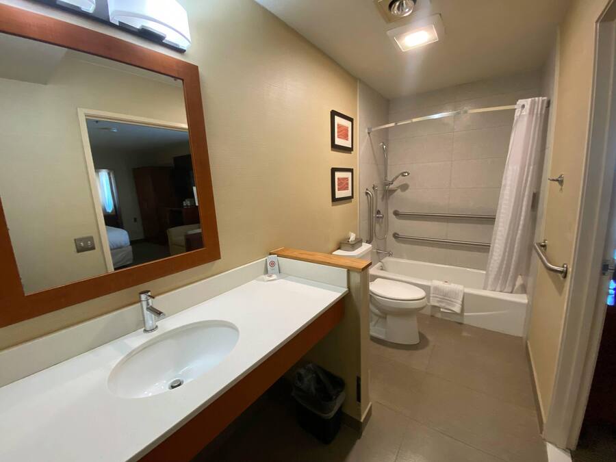 Un baño con lavabo, inodoro y zona de ducha.