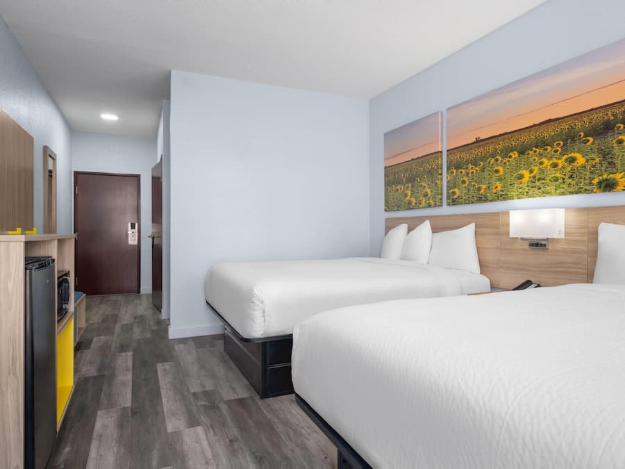 Iron/ironing board, free WiFi, bed sheets