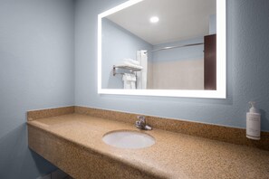 Ducha y bañera combinadas y artículos de higiene personal gratuitos