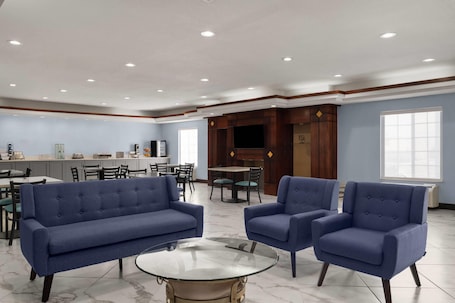Lobby. Days Inn by Wyndham Dodge City