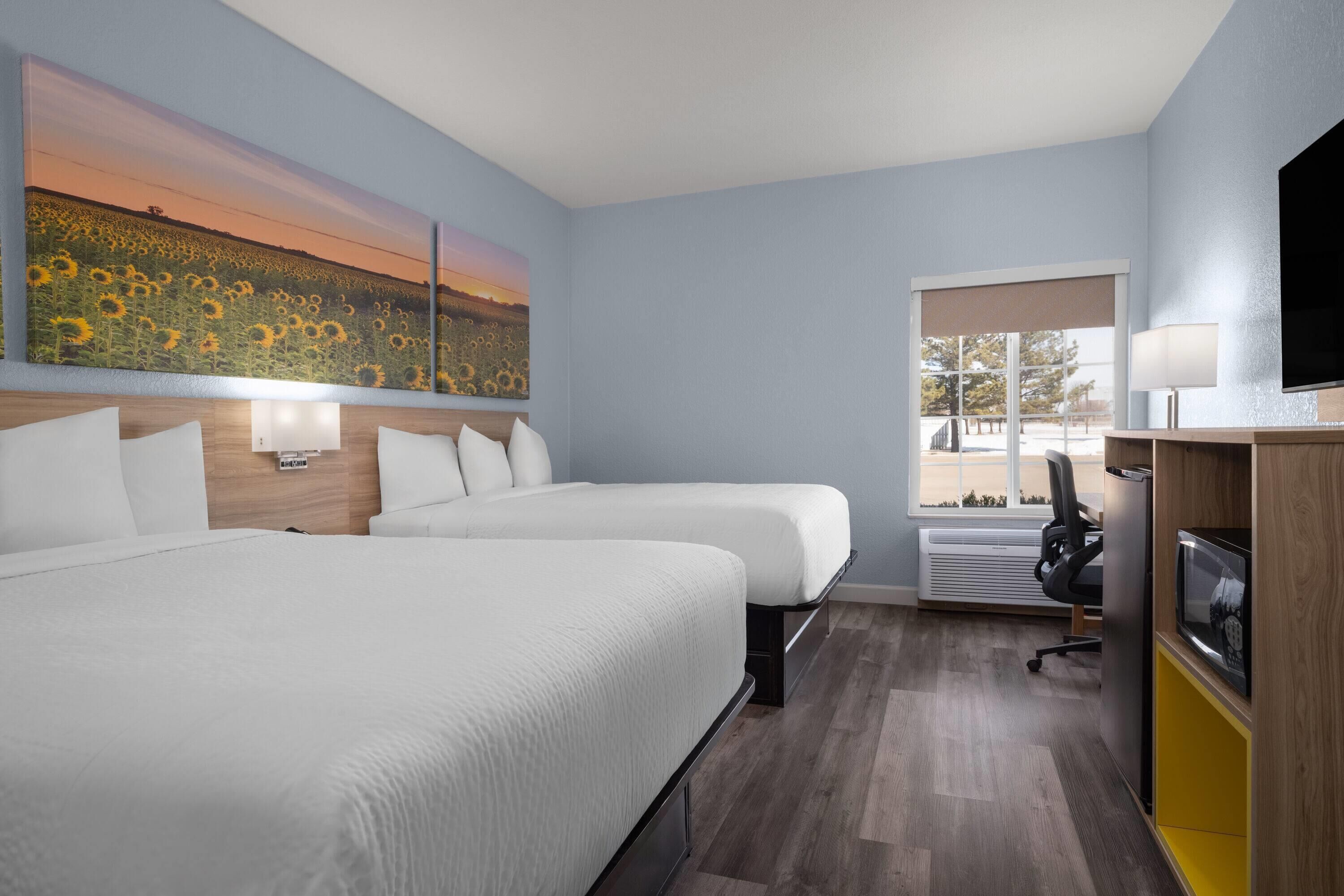 Huone, 2 keskisuurta parisänkyä, esteetön liikuntarajoitteisille (Mobility, Roll-in Shower) | Silitysrauta/-lauta, ilmainen Wi-Fi