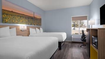 Huone, 2 keskisuurta parisänkyä, esteetön liikuntarajoitteisille (Mobility, Roll-in Shower) | Silitysrauta/-lauta, ilmainen Wi-Fi