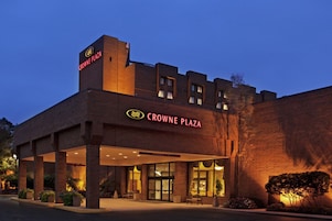 Um hotel com uma placa grande exibindo 'CROWNE PLAZA' e um logotipo acima.