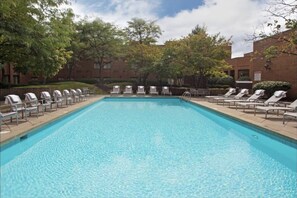 Piscine intérieure, piscine extérieure en saison, 7 h à 21 h, parasols