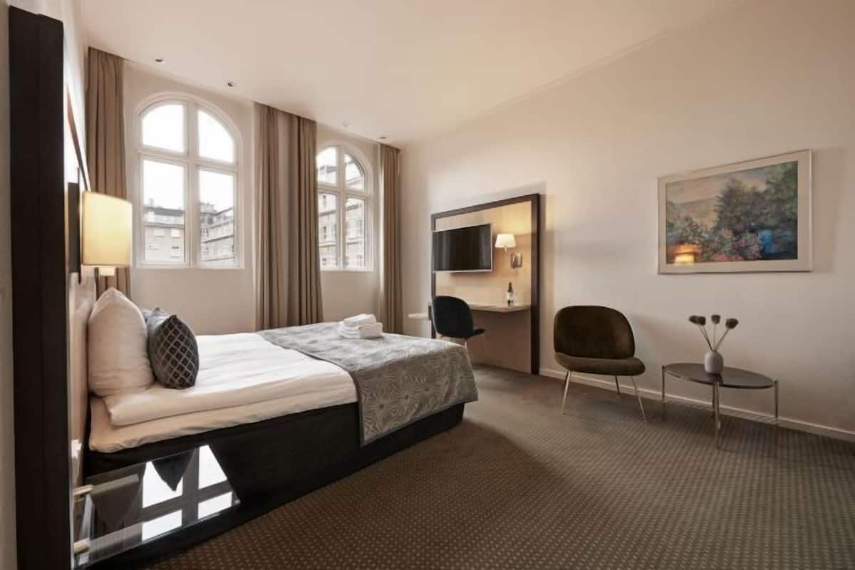 Hypo-allergenic bedding, minibar, in-room safe, blackout curtains