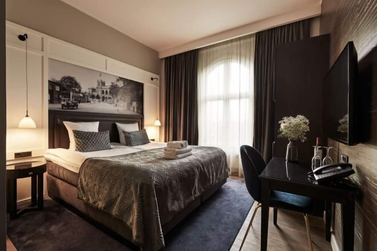 Hypo-allergenic bedding, minibar, in-room safe, blackout curtains