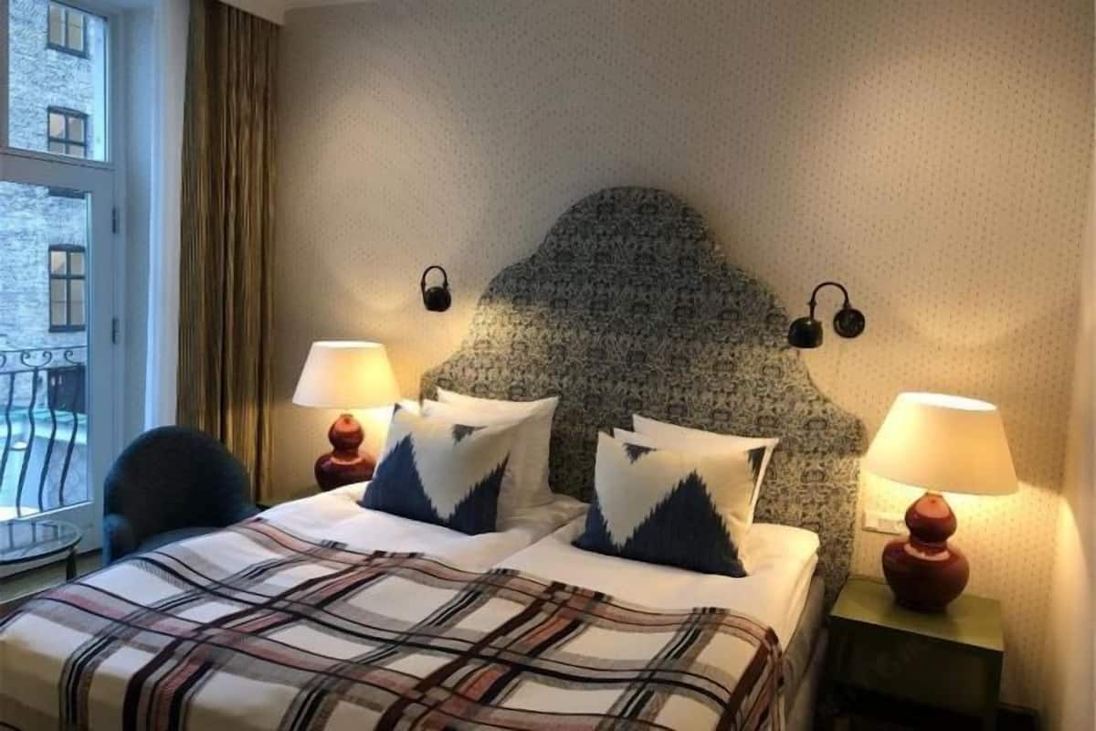 Hypo-allergenic bedding, minibar, in-room safe, blackout curtains