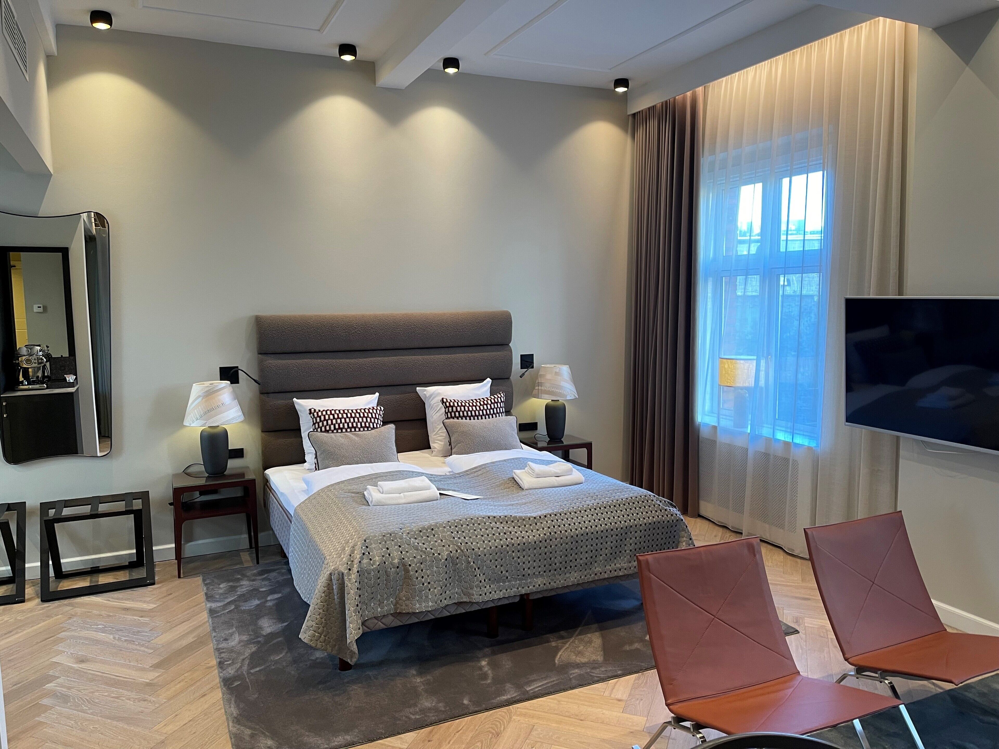 Signature Suite | Hypo-allergenic bedding, minibar, in-room safe, blackout drapes