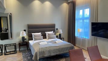 Signature Suite | Hypo-allergenic bedding, minibar, in-room safe, blackout drapes