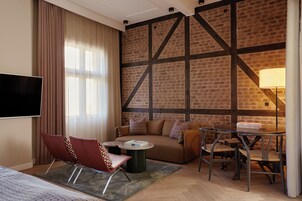 Signature Suite | Ropa de cama hipoalergénica, minibar, caja fuerte y cortinas opacas