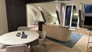 The Owners Suite | Hypo-allergenic bedding, minibar, in-room safe, blackout drapes