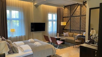 Signature Suite | Hypo-allergenic bedding, minibar, in-room safe, blackout curtains