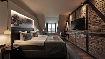 Signature Suite | Allergitestade sängkläder, minibar och värdeförvaringsskåp på rummet