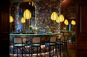 Bar (trong khuôn viên)