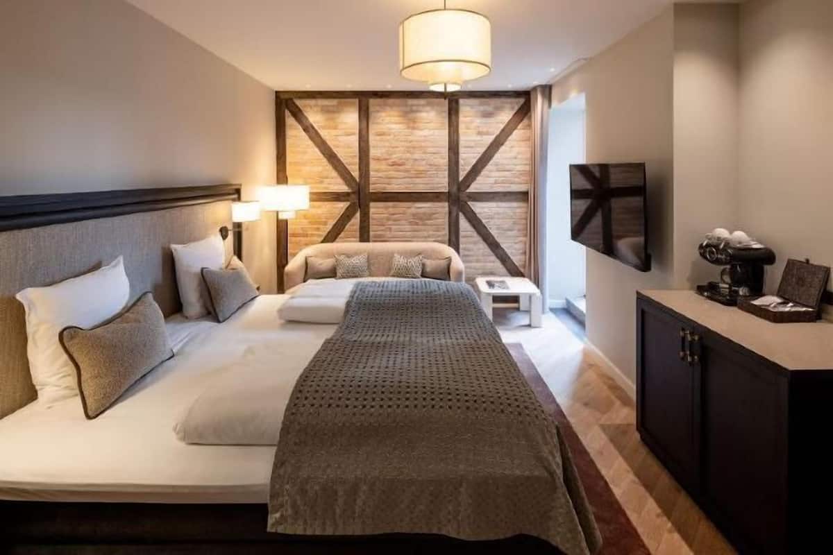 Hypo-allergenic bedding, minibar, in-room safe, blackout drapes