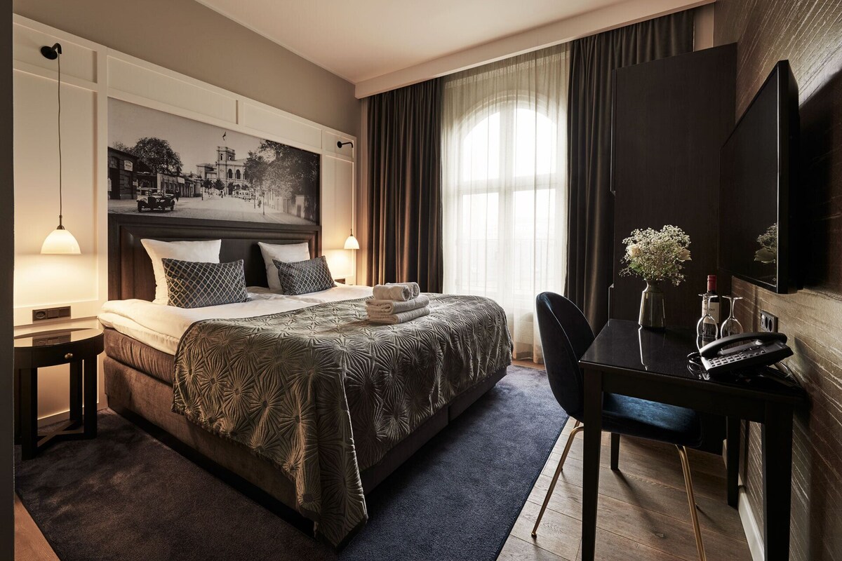 Ropa de cama hipoalergénica, minibar, caja fuerte y cortinas opacas