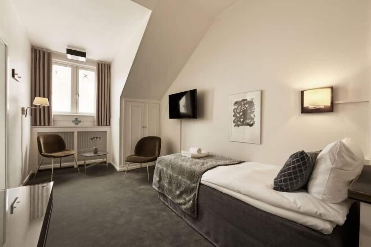 Hypo-allergenic bedding, minibar, in-room safe, blackout curtains