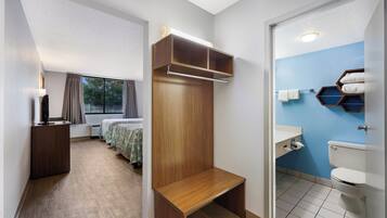 Estudi, 2 llits dobles, no fumadors, cuina bàsica | Escriptori, cortines opaques, planxa i posts de planxar i wifi gratuïta