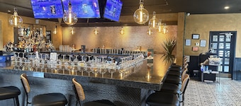 홈타운 스튜디오 바이 레드 루프 페인티드 포스트