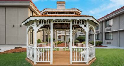 HomeTowne Studios by Red Roof Painted Post