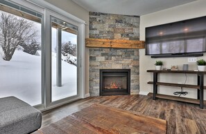 55-inch Smart TV with cable channels, TV, Netflix - Killington Center Inn & Suites by Killington VR - 2 Bedrooms (Killington)