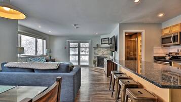 別墅, 2 間臥室 | 客廳 | 55-吋智慧型電視、有線頻道、電視、Netflix