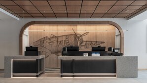 Un mostrador de recepción con un fondo de madera y un dibujo grande y detallado de un barco.