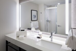 Combined shower/bathtub, free toiletries, hair dryer, slippers - Sheraton Hartford Hotel at Bradley Airport (Windsor Locks)