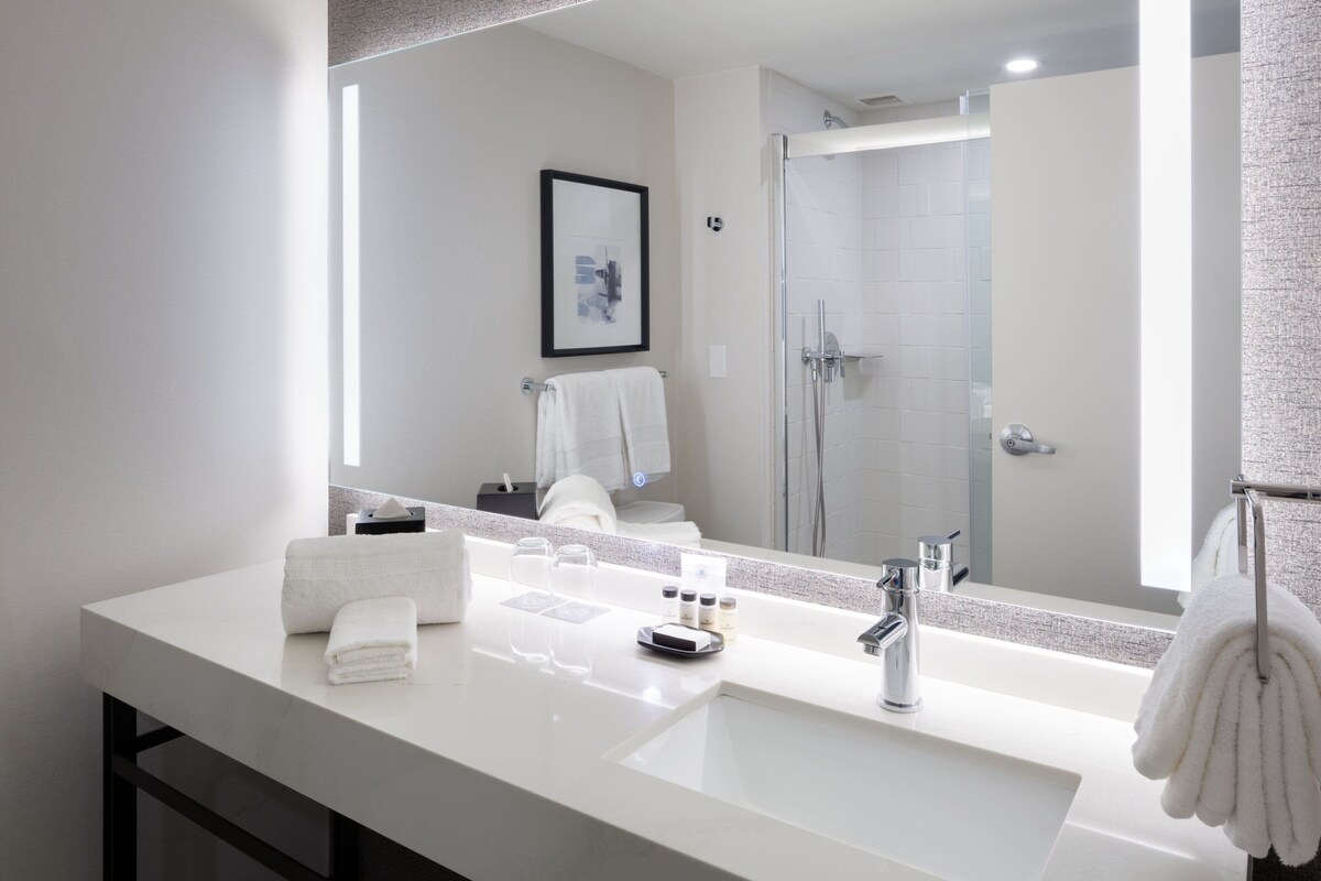 Ensemble douche/baignoire, articles de toilette gratuits, sèche-cheveux