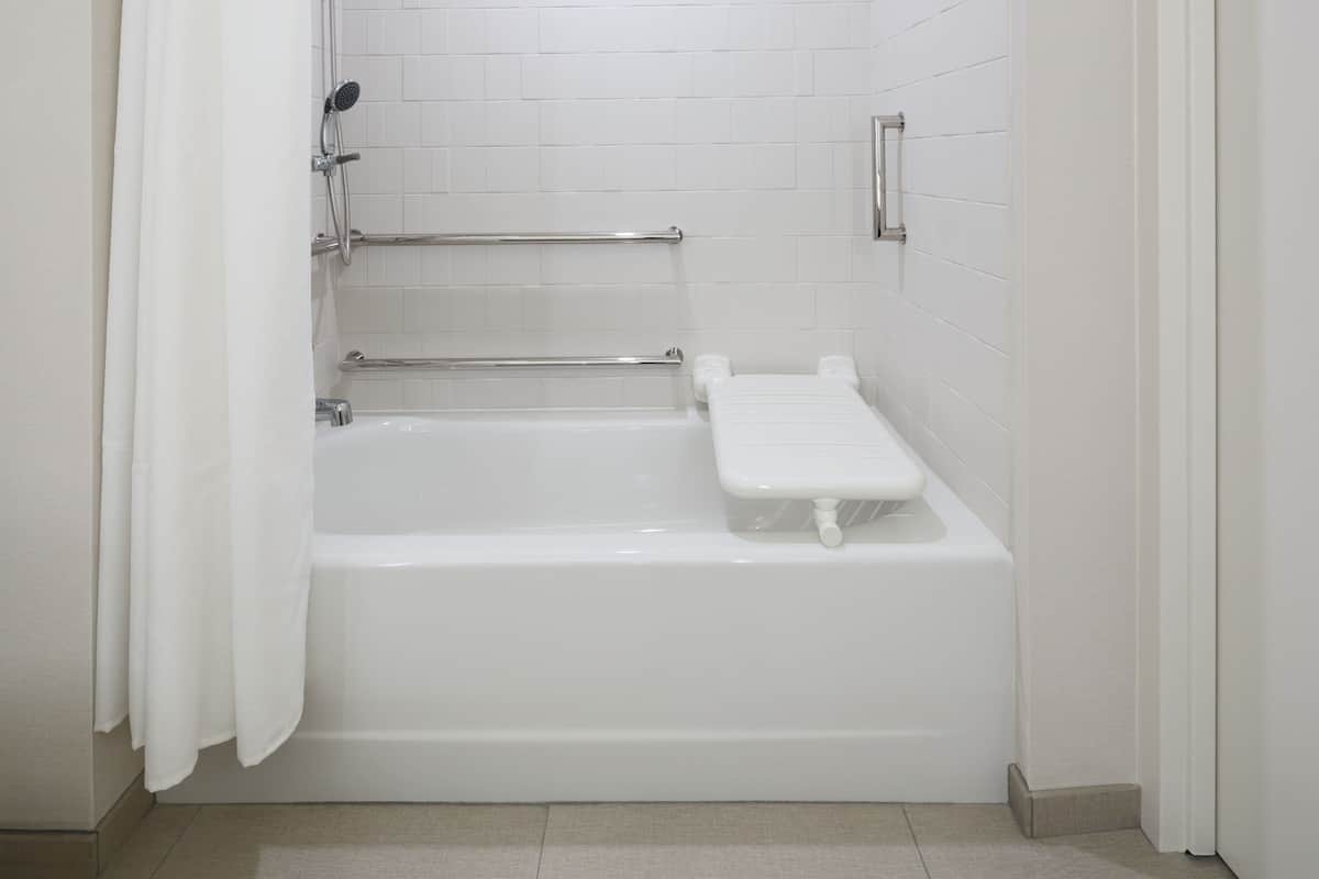 Combined shower/tub, free toiletries, hair dryer, slippers