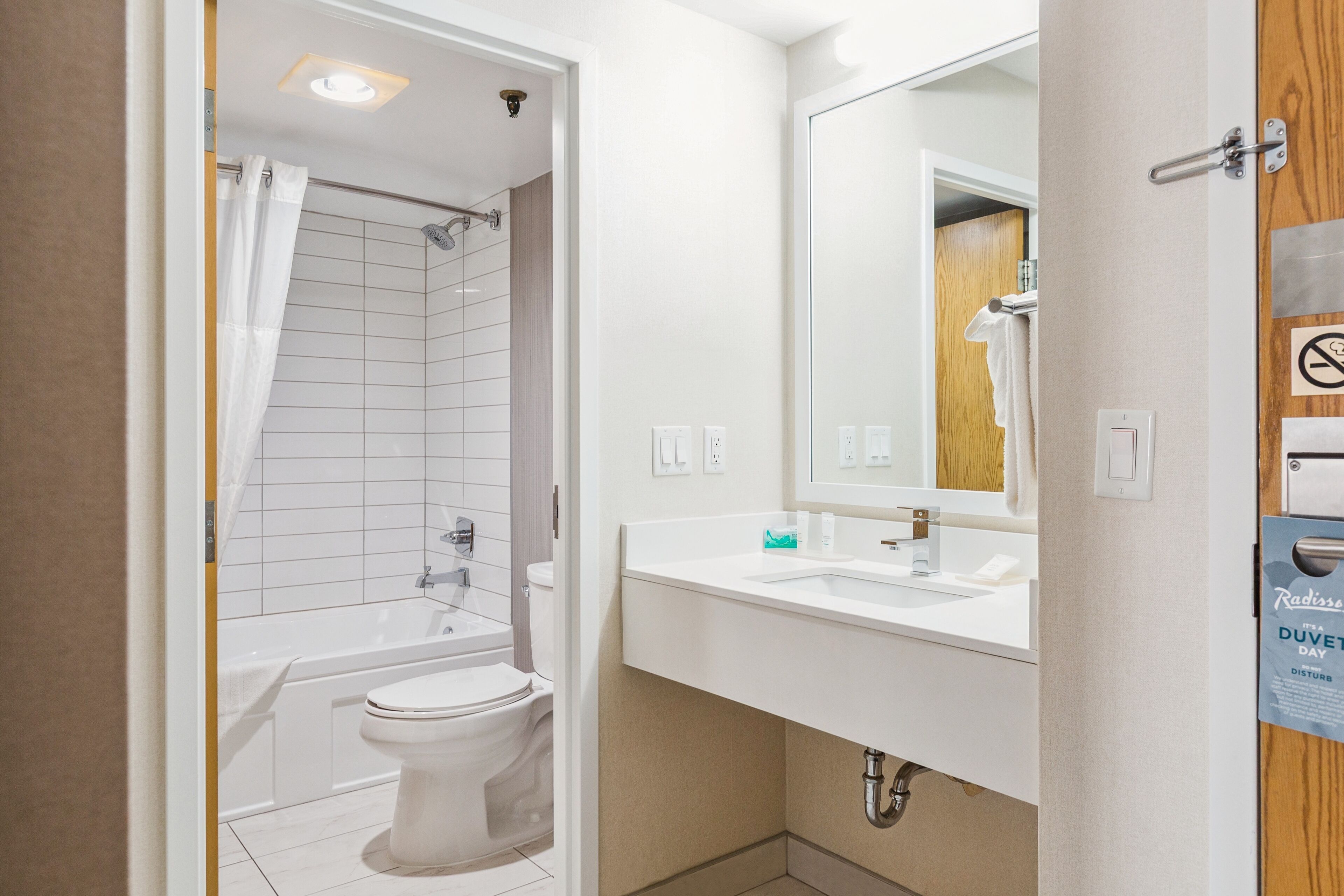 Ein modernes Badezimmer mit einer Badewanne, Toilette und Waschbecken.