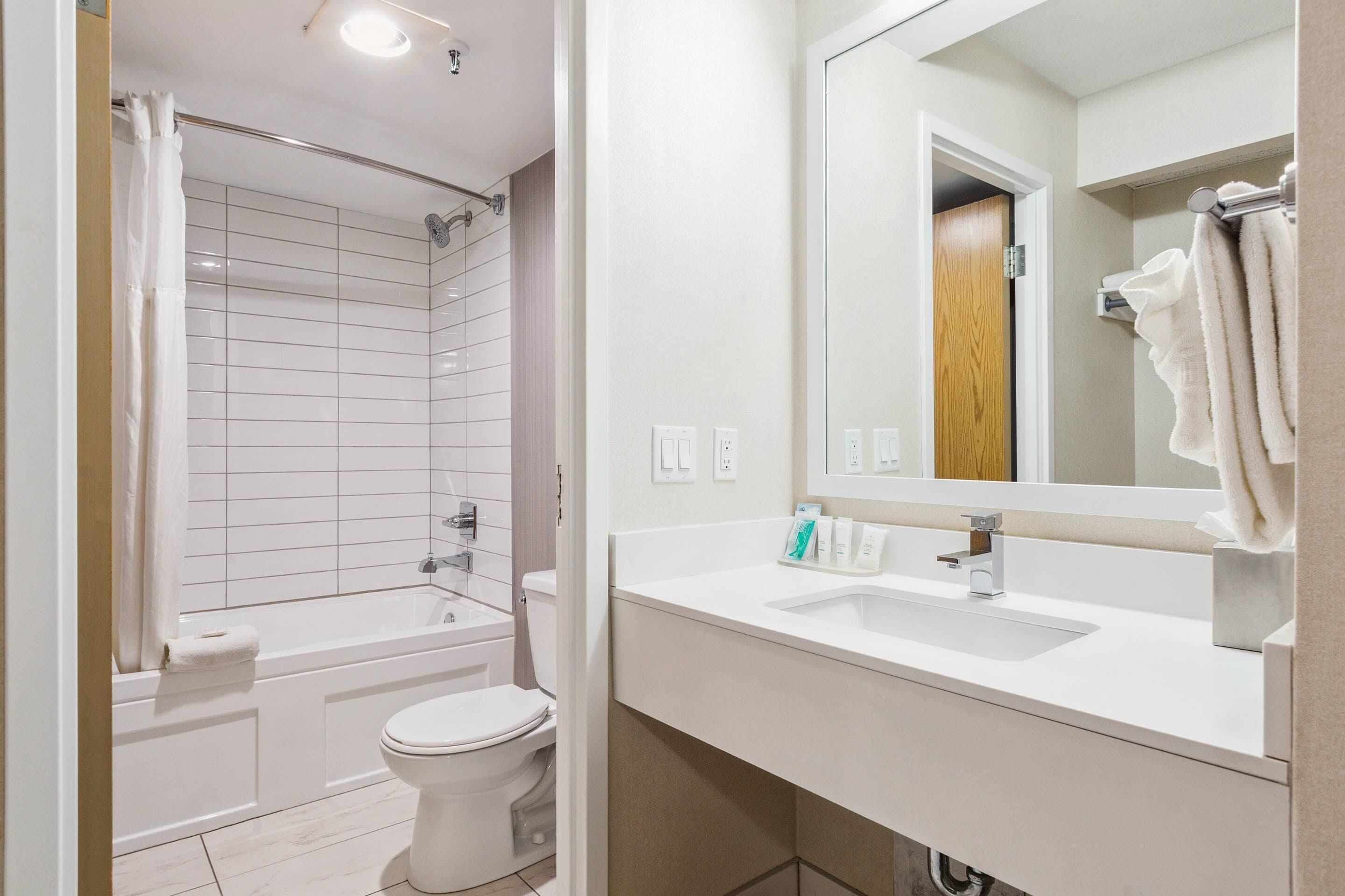 Une salle de bain moderne avec une baignoire, des toilettes et un lavabo.