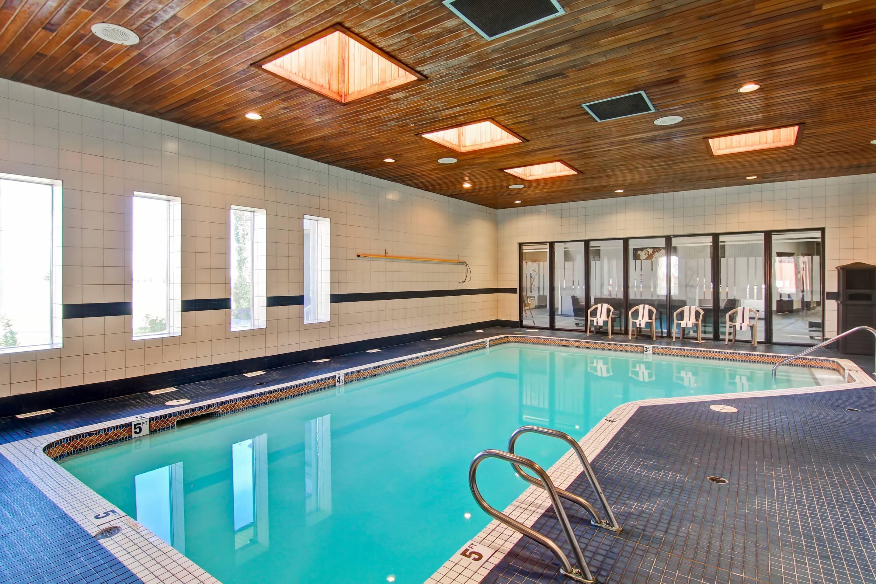 Piscina interna, espreguiçadeiras