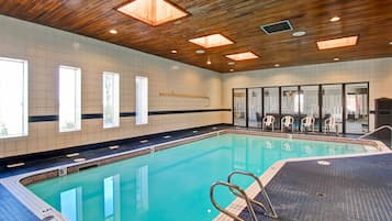 Piscina interna, espreguiçadeiras