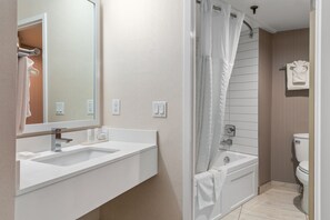 Combined shower/tub, eco-friendly toiletries, hair dryer, towels - Radisson Hotel & Conference Centre West Edmonton (Edmonton)