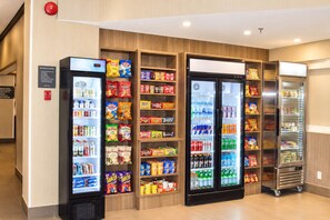 Un espace de vente proposant des collations et des boissons, notamment des chips, des sodas et de l’eau en bouteille.