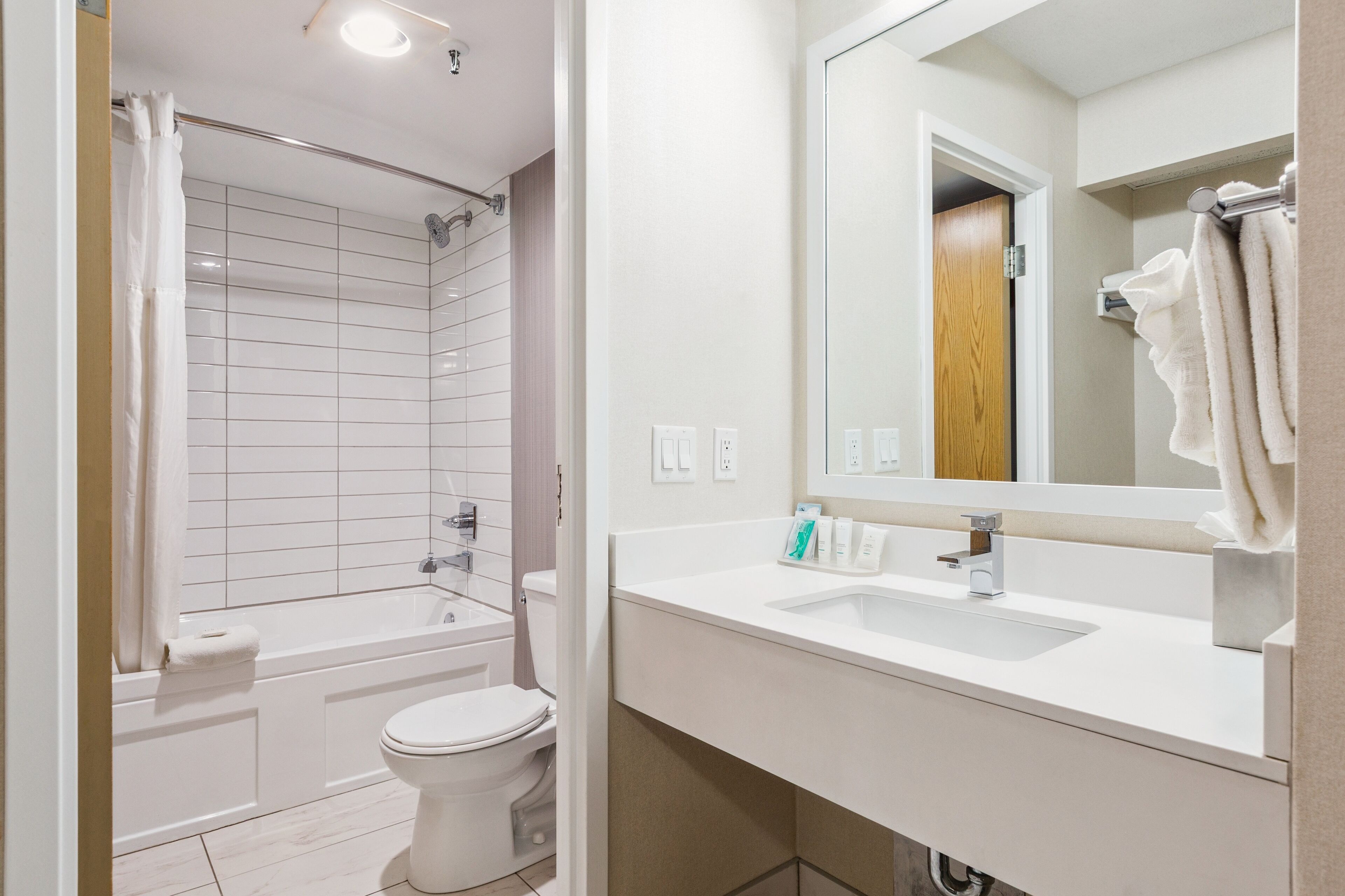 Standaard kamer, 2 queensize bedden, niet-roken (Pet Friendly) | Badkamer | Een bad/douchecombinatie, milieuvriendelijke toiletartikelen