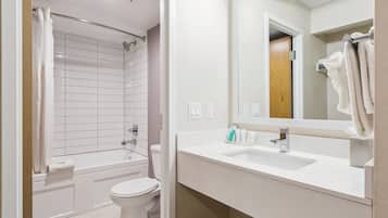 Standaard kamer, 2 queensize bedden, niet-roken (Pet Friendly) | Badkamer | Een bad/douchecombinatie, milieuvriendelijke toiletartikelen