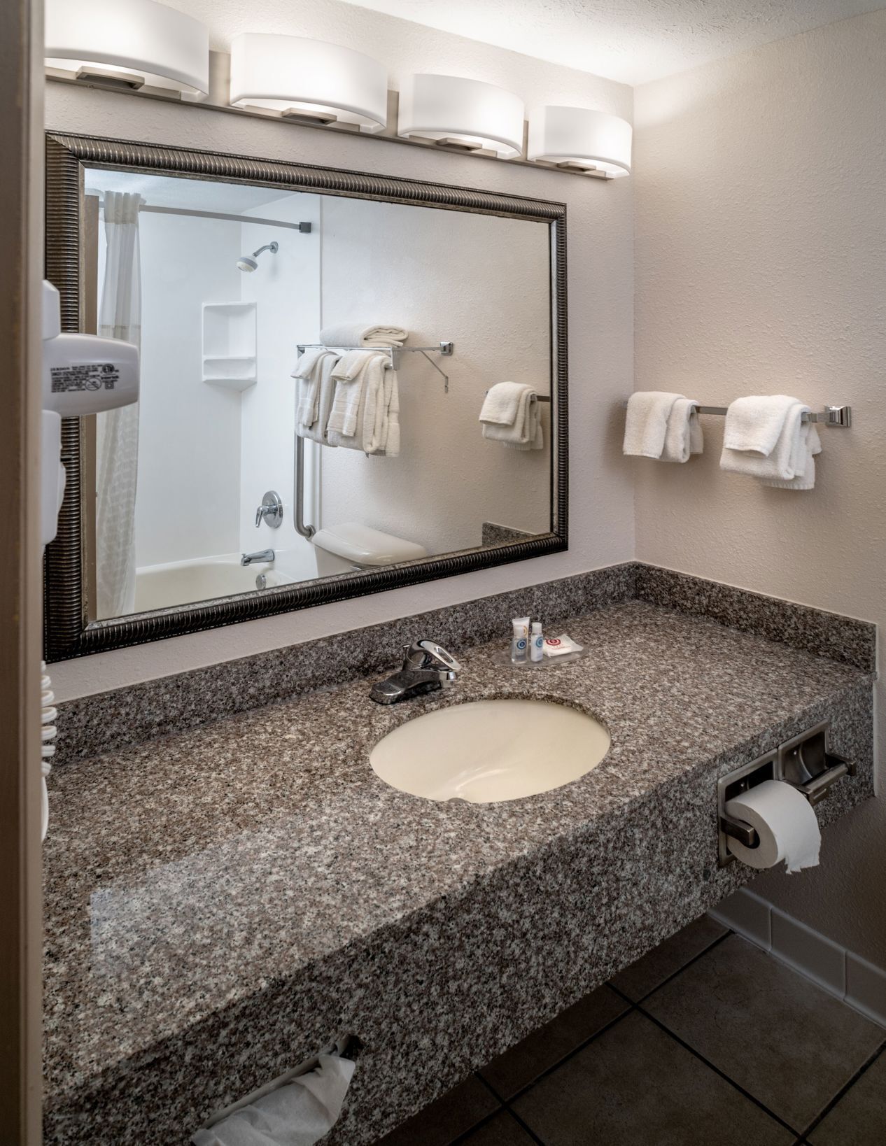 Salle de bain | Articles de toilette gratuits, sèche-cheveux, serviettes fournies