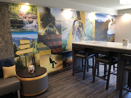 Sala de estar en el lobby. Clarion Pointe Beckley