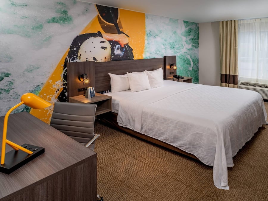 Habitación estándar, 1 cama de matrimonio grande, no fumadores | Caja fuerte, escritorio, tabla de planchar con plancha y wifi gratis
