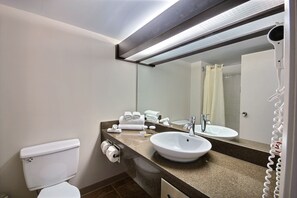 Combined shower/tub, hair dryer, towels - Hôtel Château Roberval (Roberval)