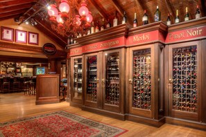 Una bodega con secciones identificadas para Cabernet Sauvignon, Merlot y Pinot Noir.