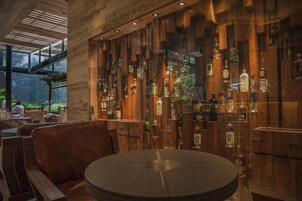 5 restaurants, breakfast, lunch, dinner served; French cuisine