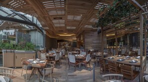 5 restaurantes, se sirven desayunos, comidas, cenas y cocina francesa